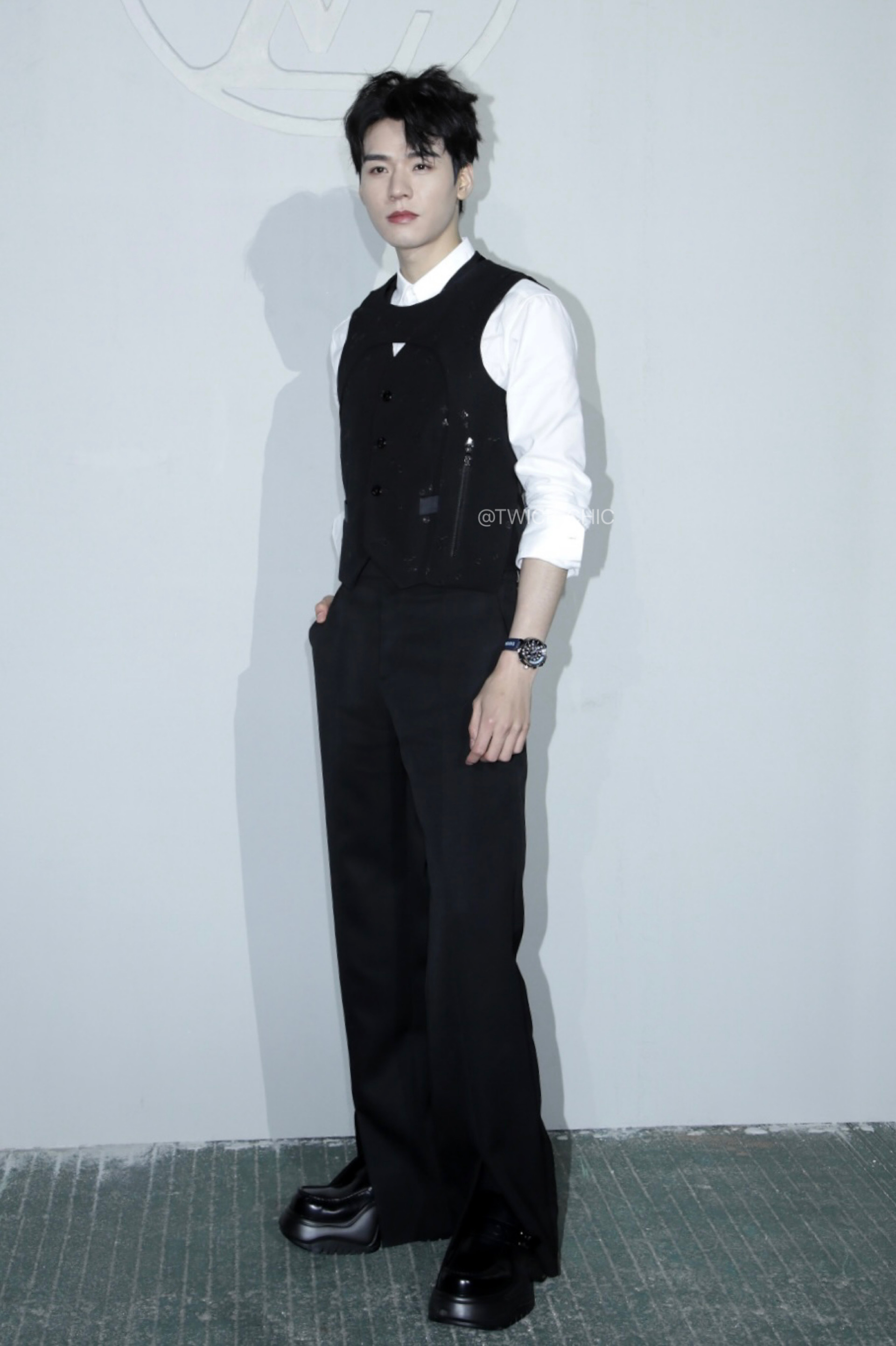 外媒镜头下的龚俊今日首尔活动造型以纯黑马甲阔腿裤