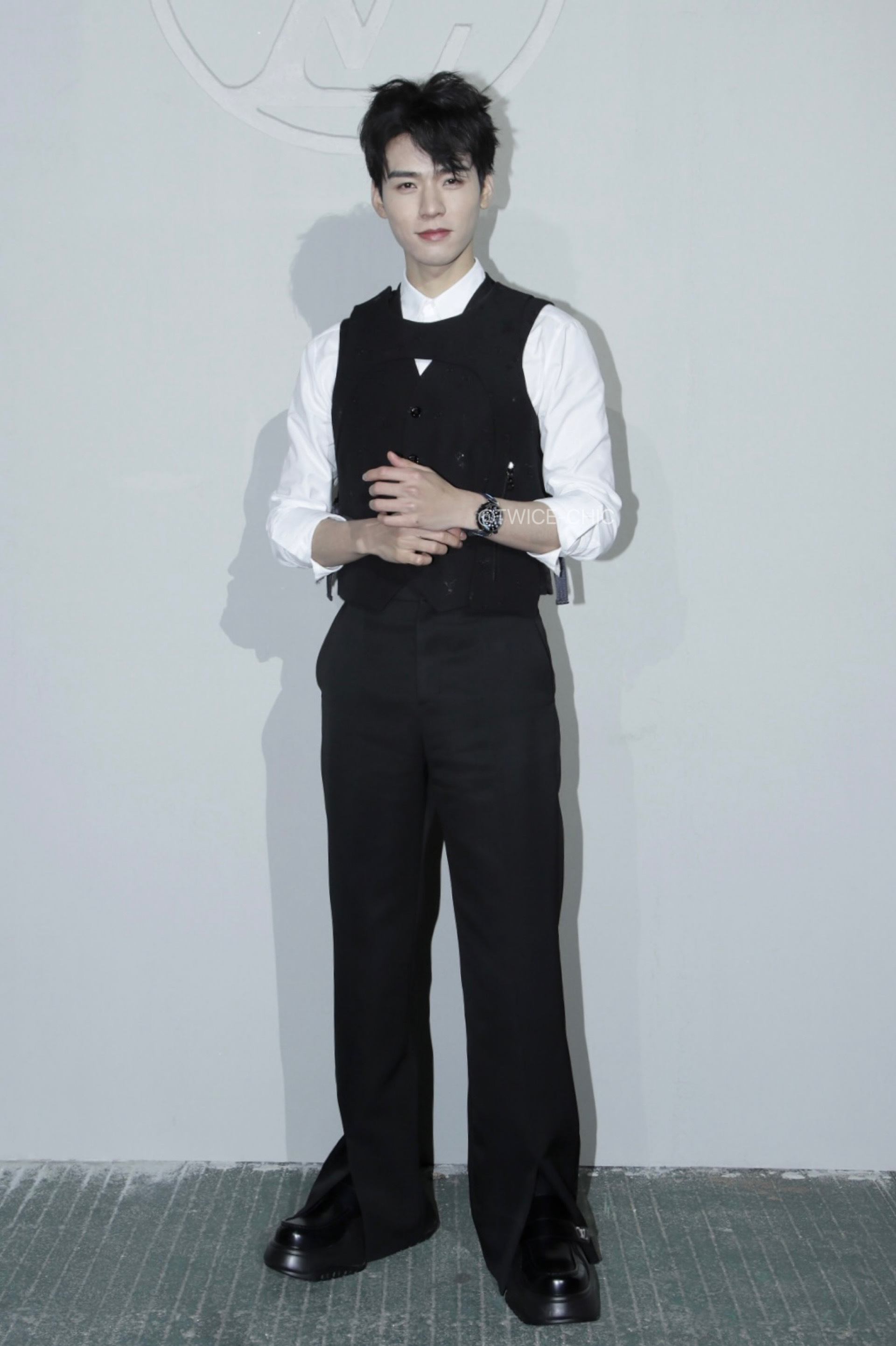 外媒镜头下的龚俊今日首尔活动造型以纯黑马甲阔腿裤