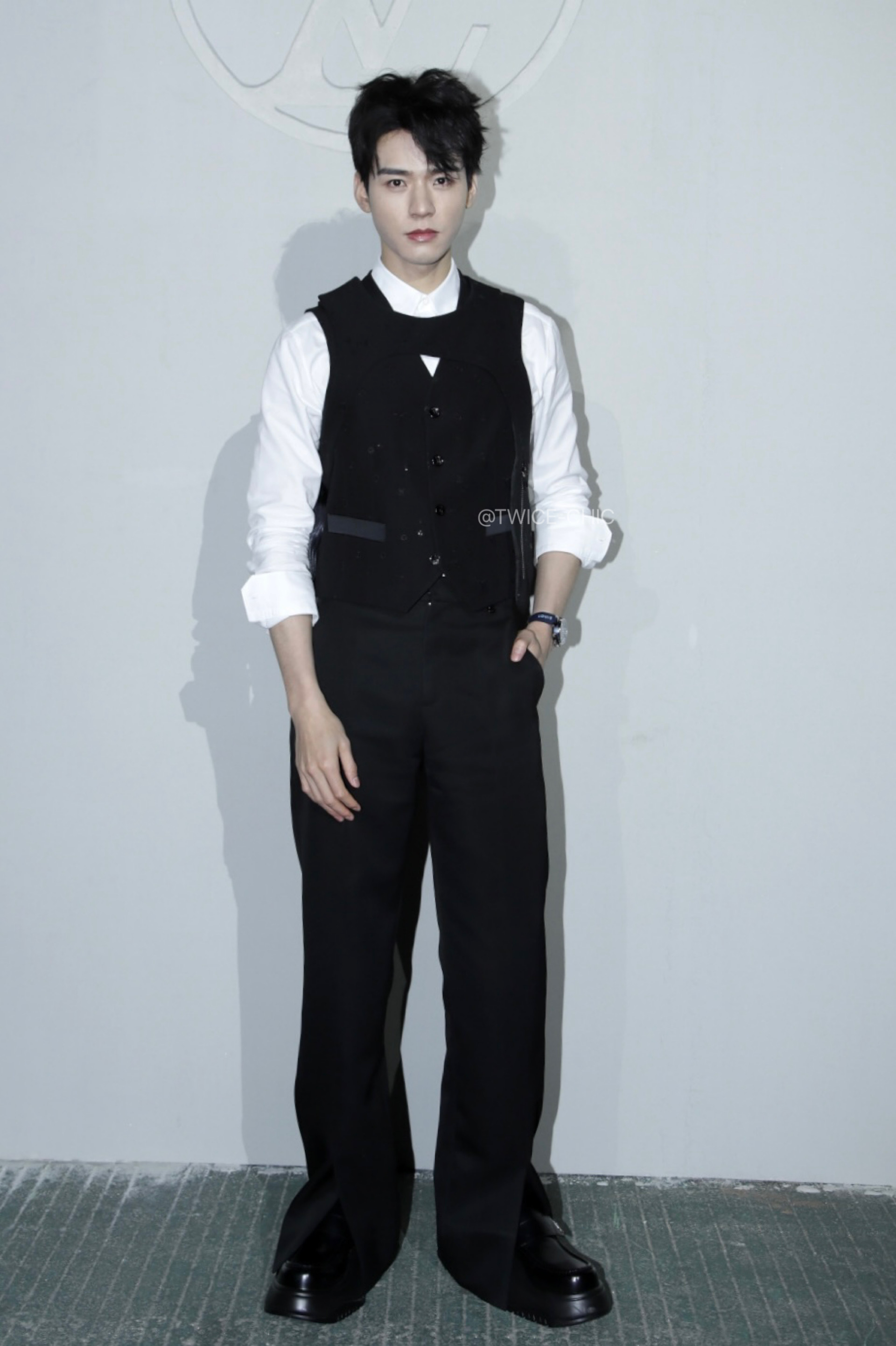 外媒镜头下的龚俊今日首尔活动造型以纯黑马甲阔腿裤