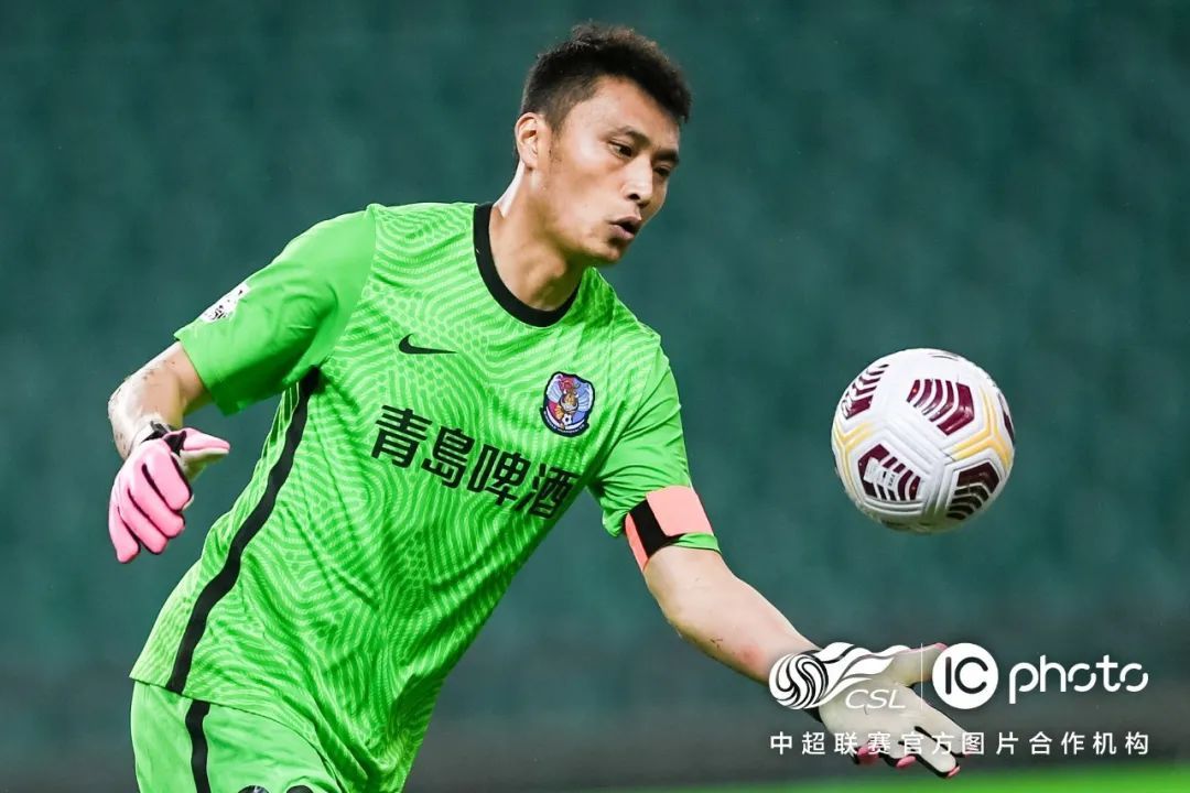 中超战报开局不利连丢两球10人青岛02不敌山东泰山