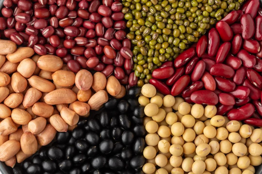 在国人的豆类食谱里,消耗量最大的并非红豆,绿豆,而是黄豆.