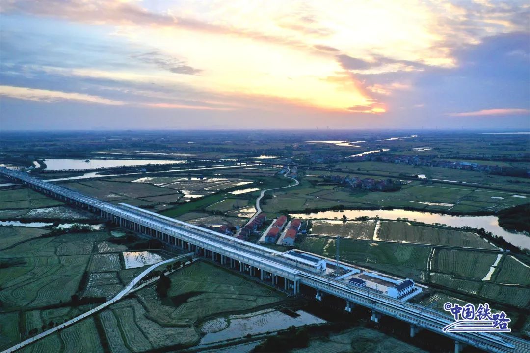 安九高铁建成通车后,将形成一条跨安徽,湖北,江西三