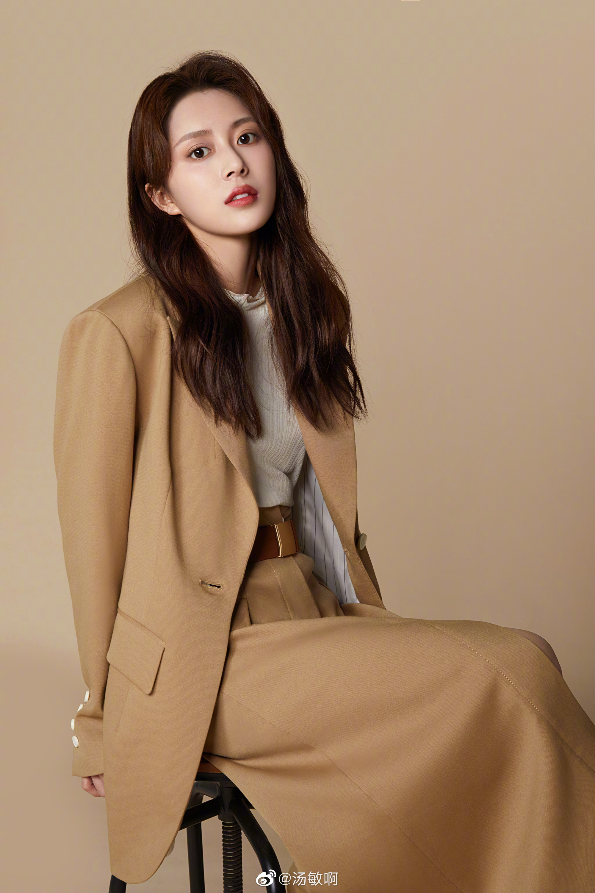 演员@汤敏啊 曝光最新秋日写真,笑容甜美治愈
