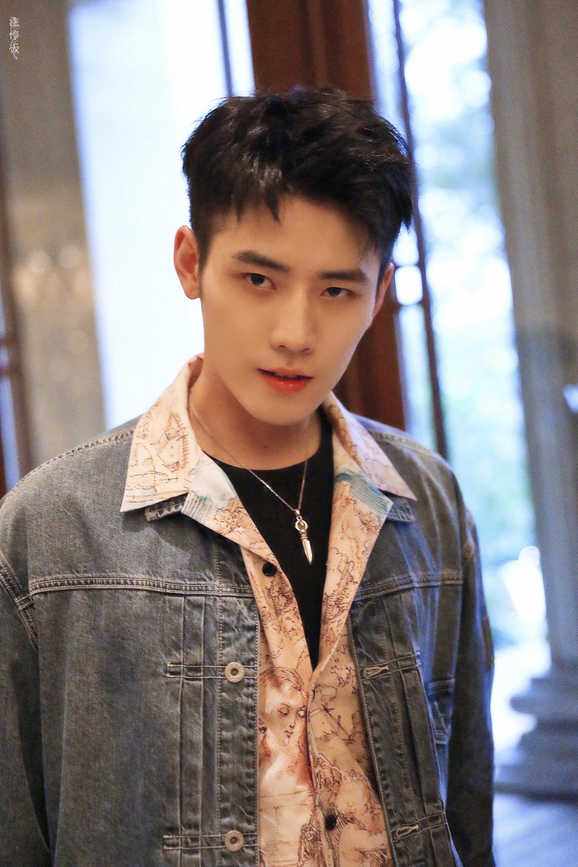 任豪今日上班饭拍 这是什么绝世大帅哥啊!