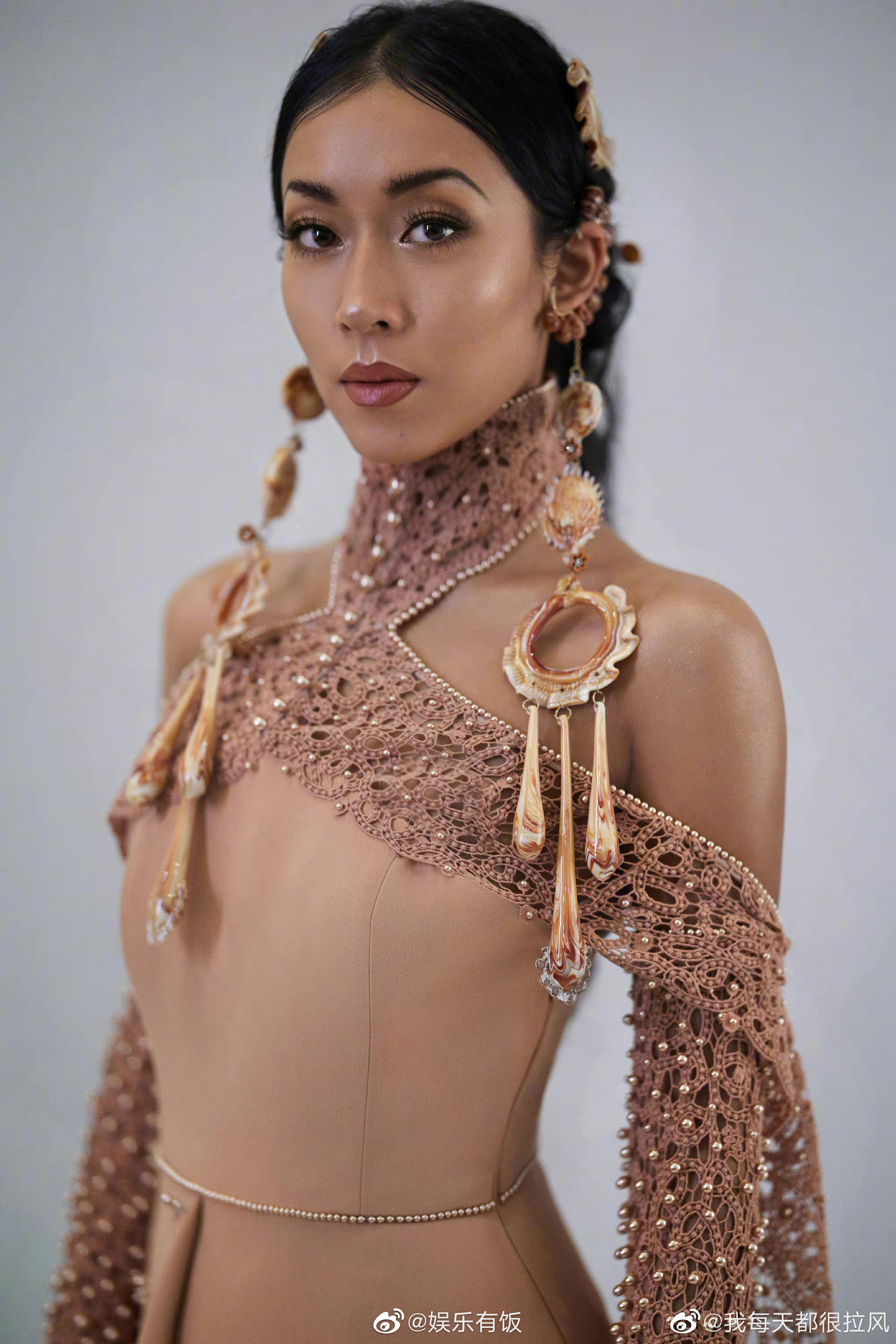 吉克隽逸@我每天都很拉风 今晚身穿裸色系长裙走秀,大气优雅