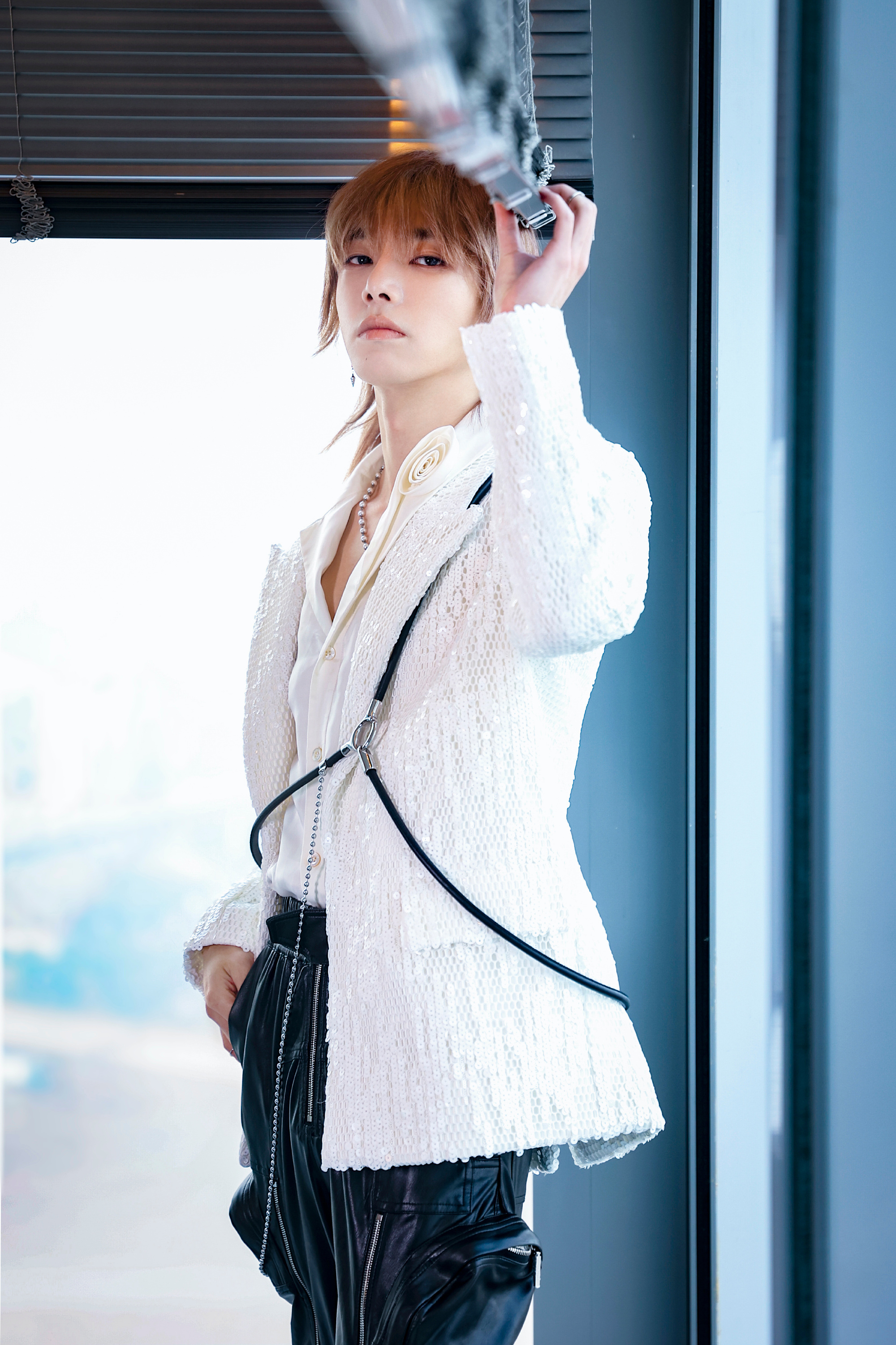 《飞行指挥家》首唱会新发型,艺术味道十足|飞行指挥家|华晨宇_新浪