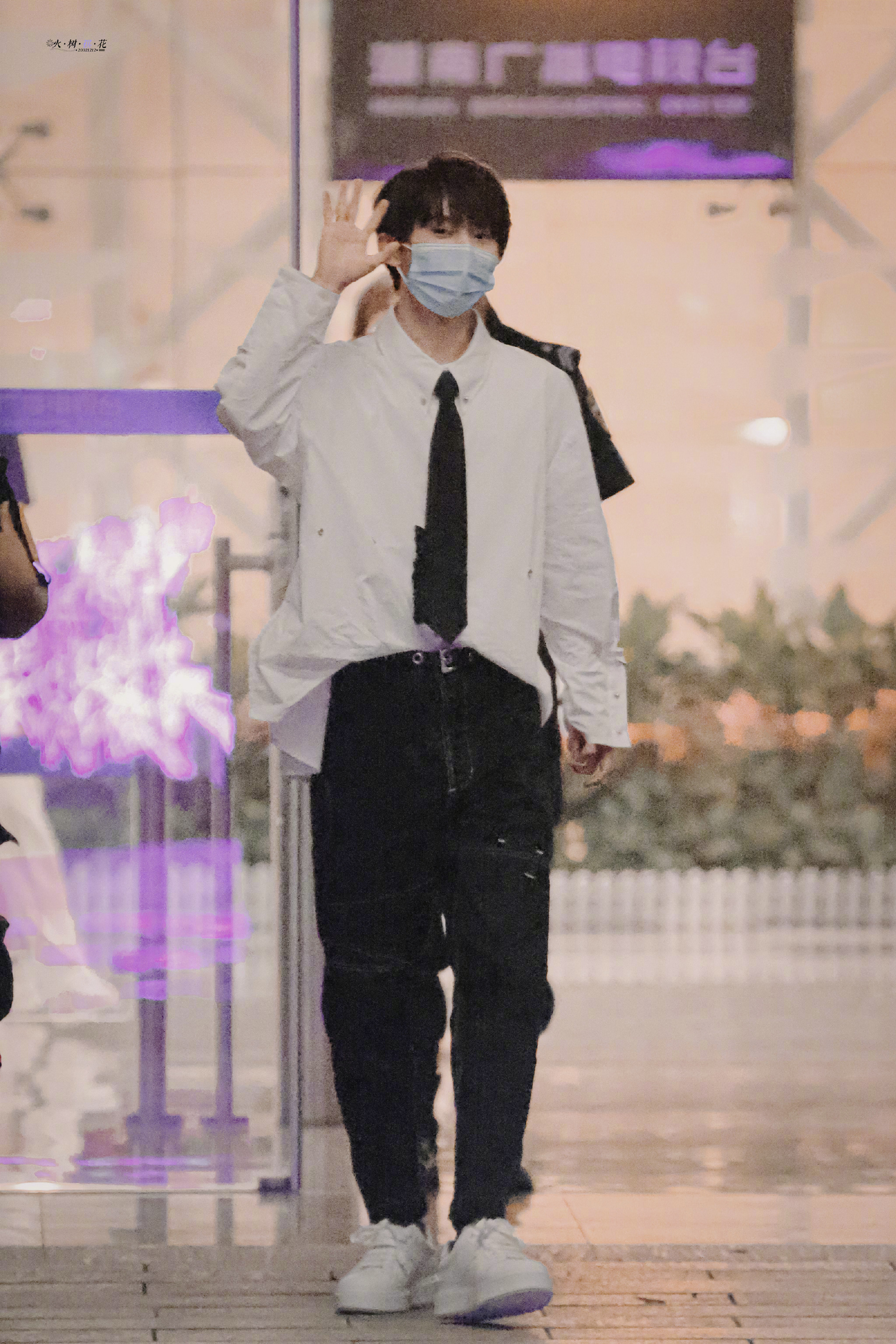 马嘉祺快本下班饭拍 白衬衫77 领带