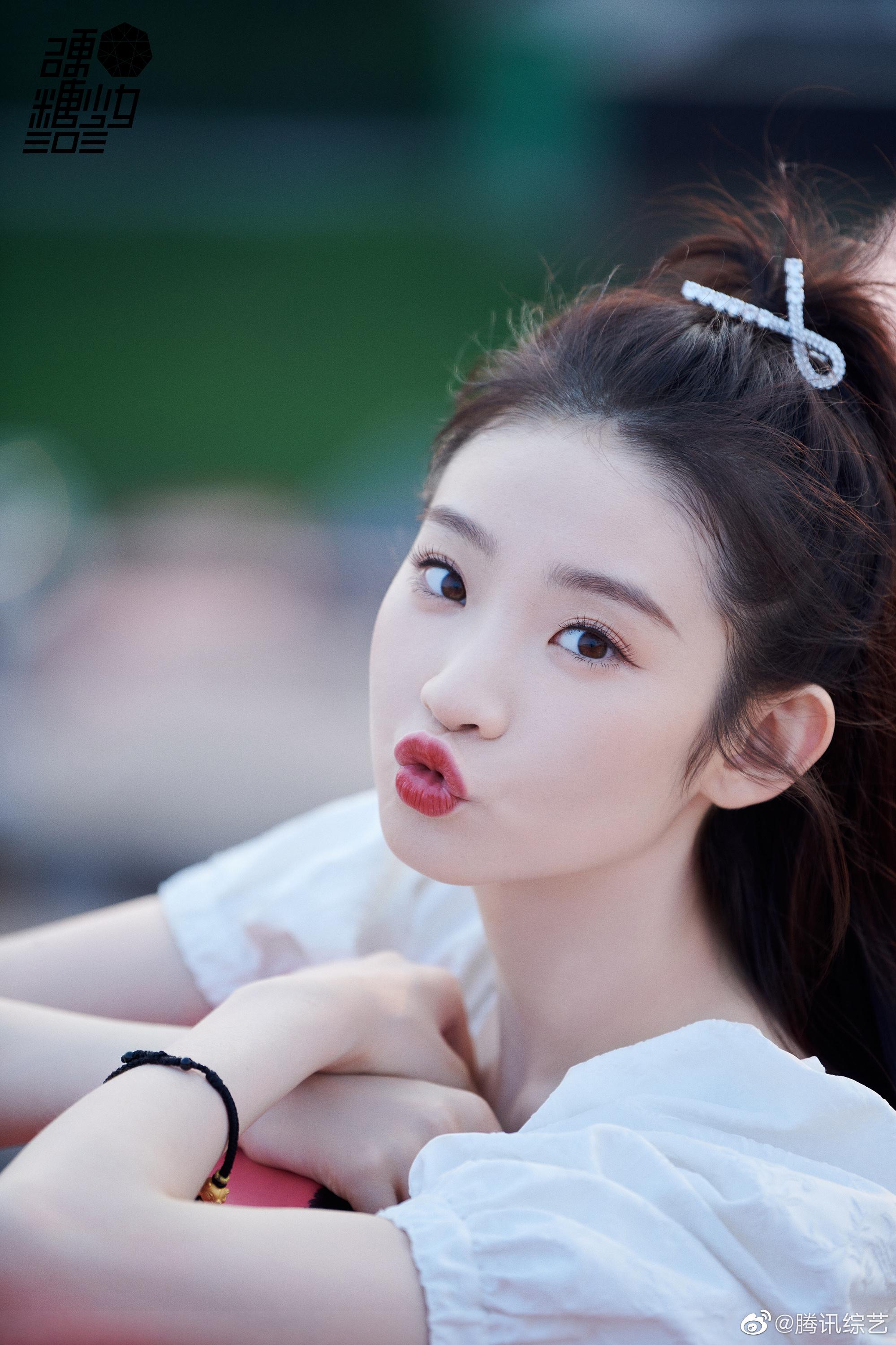 元气满满的硬糖少女303张艺凡今日直播造型定妆照