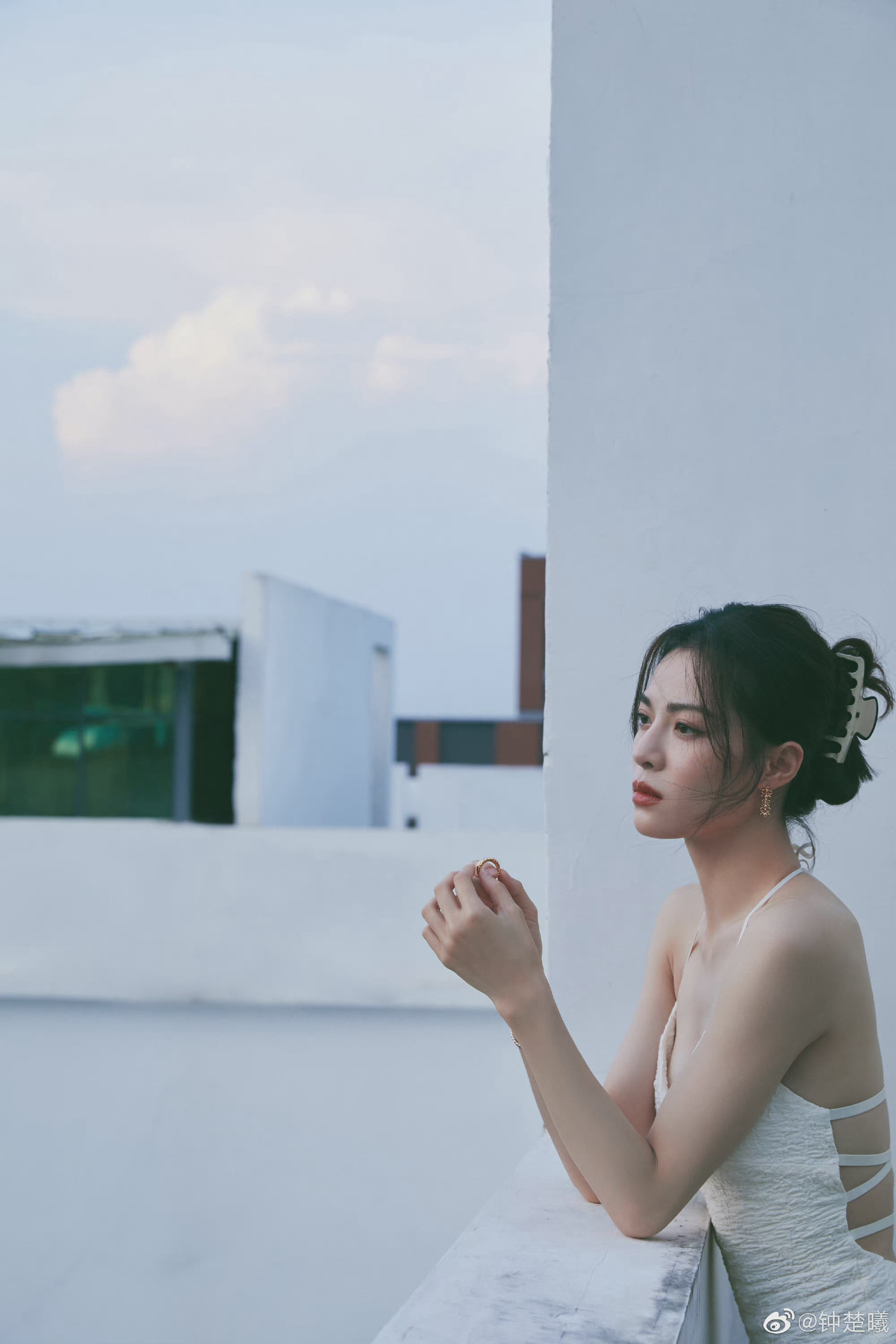 不管是大片还是日常照,每次都很惊艳,美出新高度～ 67钟楚曦顶楼