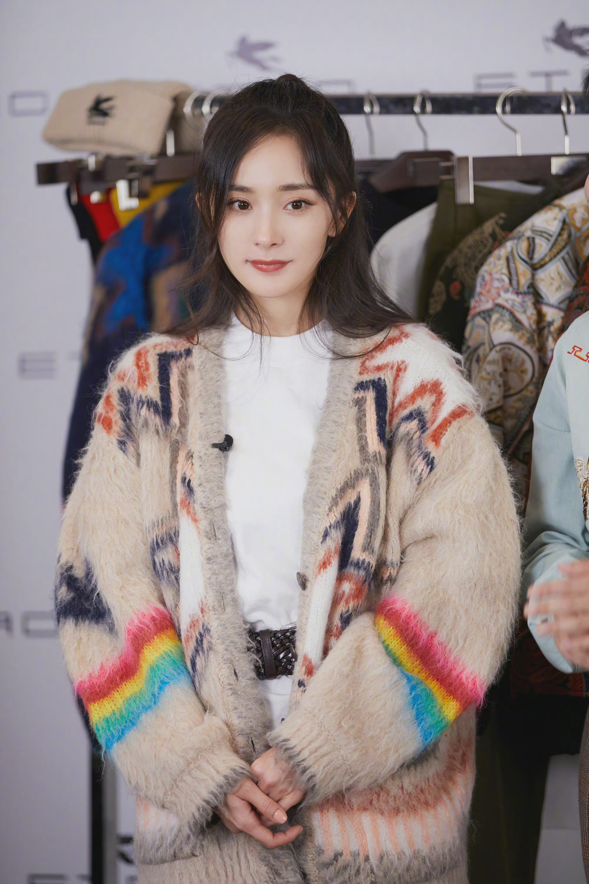 杨幂今日份品牌活动,两套look都好美呐,彩虹针织衫太温柔了……__财经