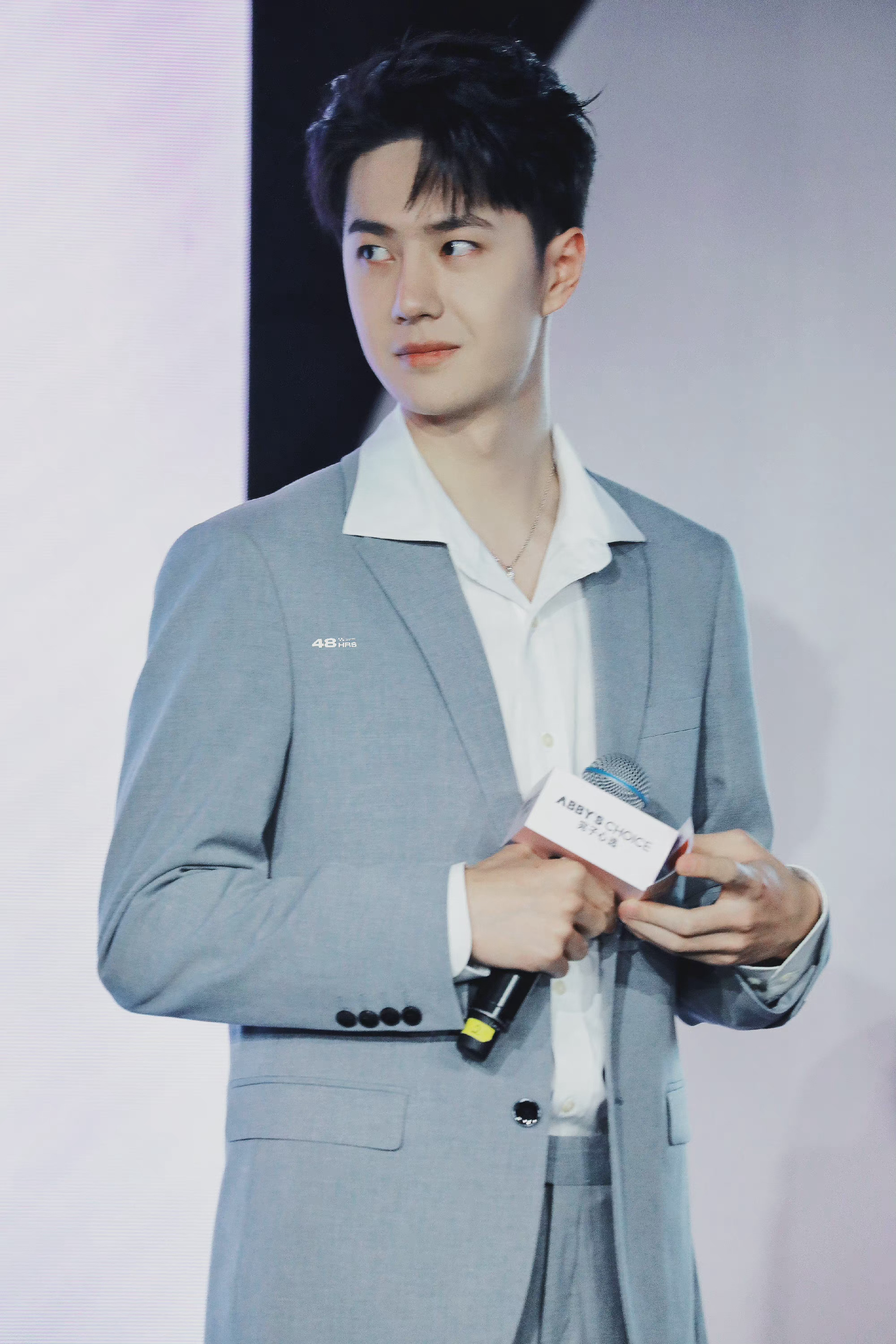 王一博今日活动饭拍图薄荷绿西装清爽帅气又酷又奶好贵气