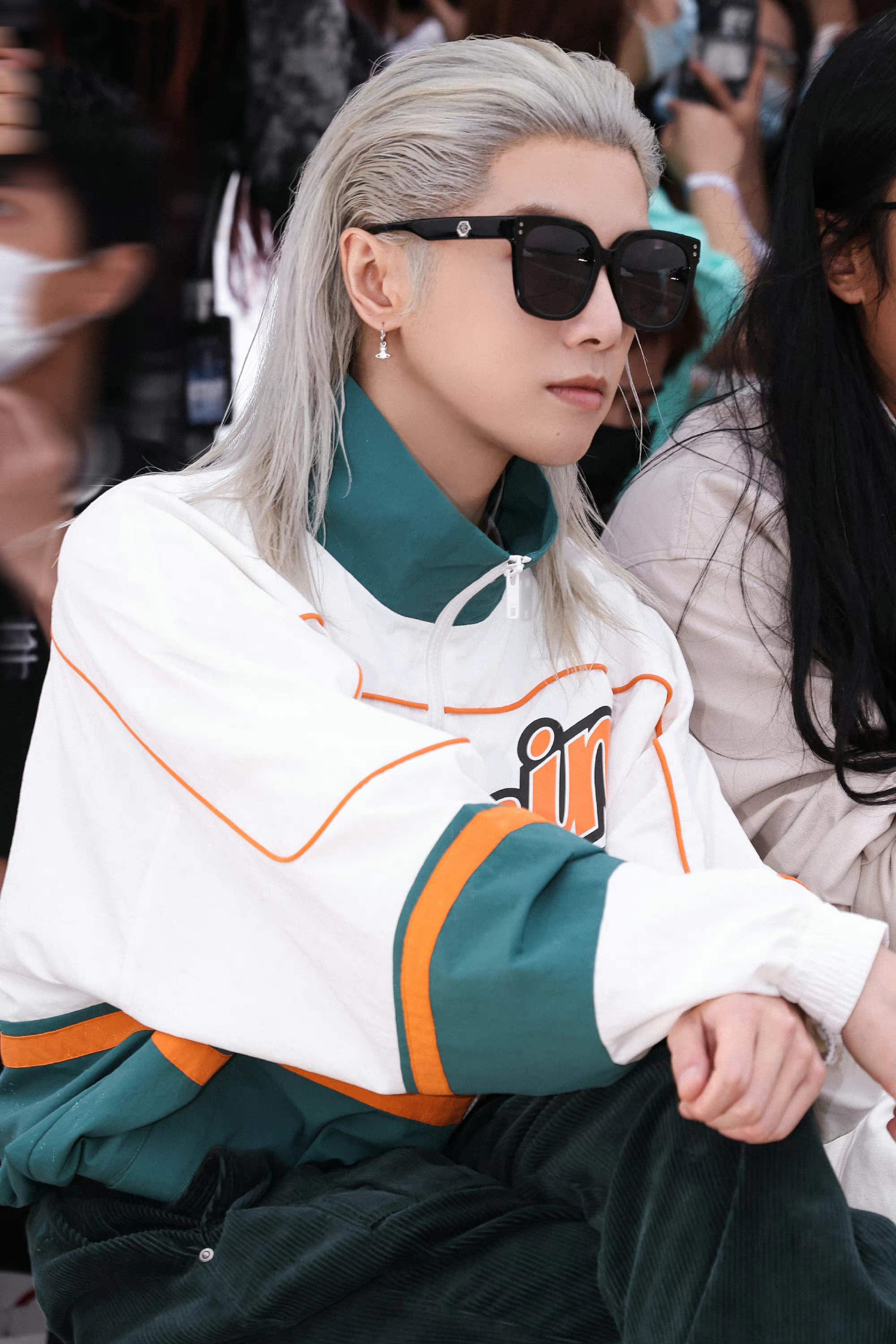 华晨宇银发看秀造型,今日份潮酷拽的花花,治愈你一天的疲劳__财经头条