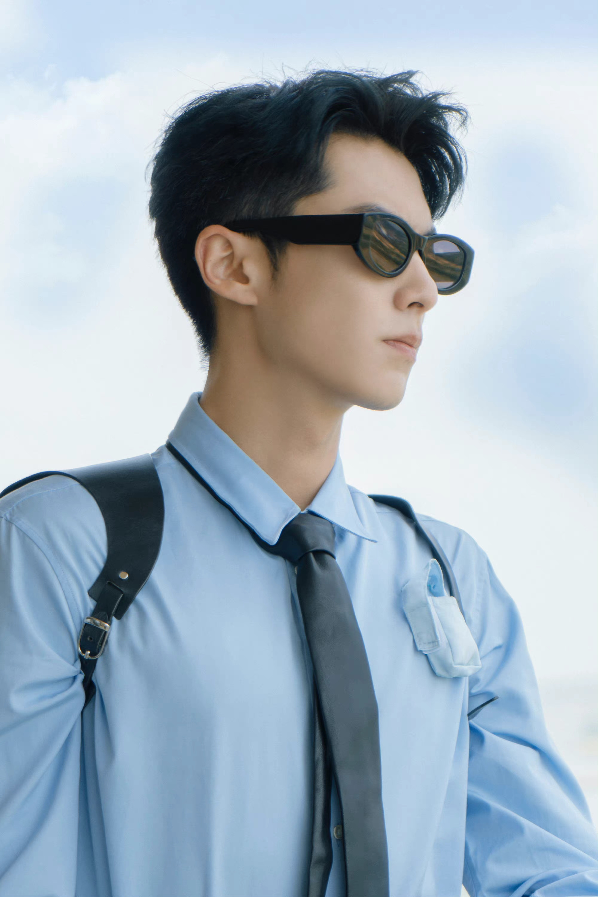王鹤棣密逃墨镜西装造型最新照也太帅了吧制服yyds