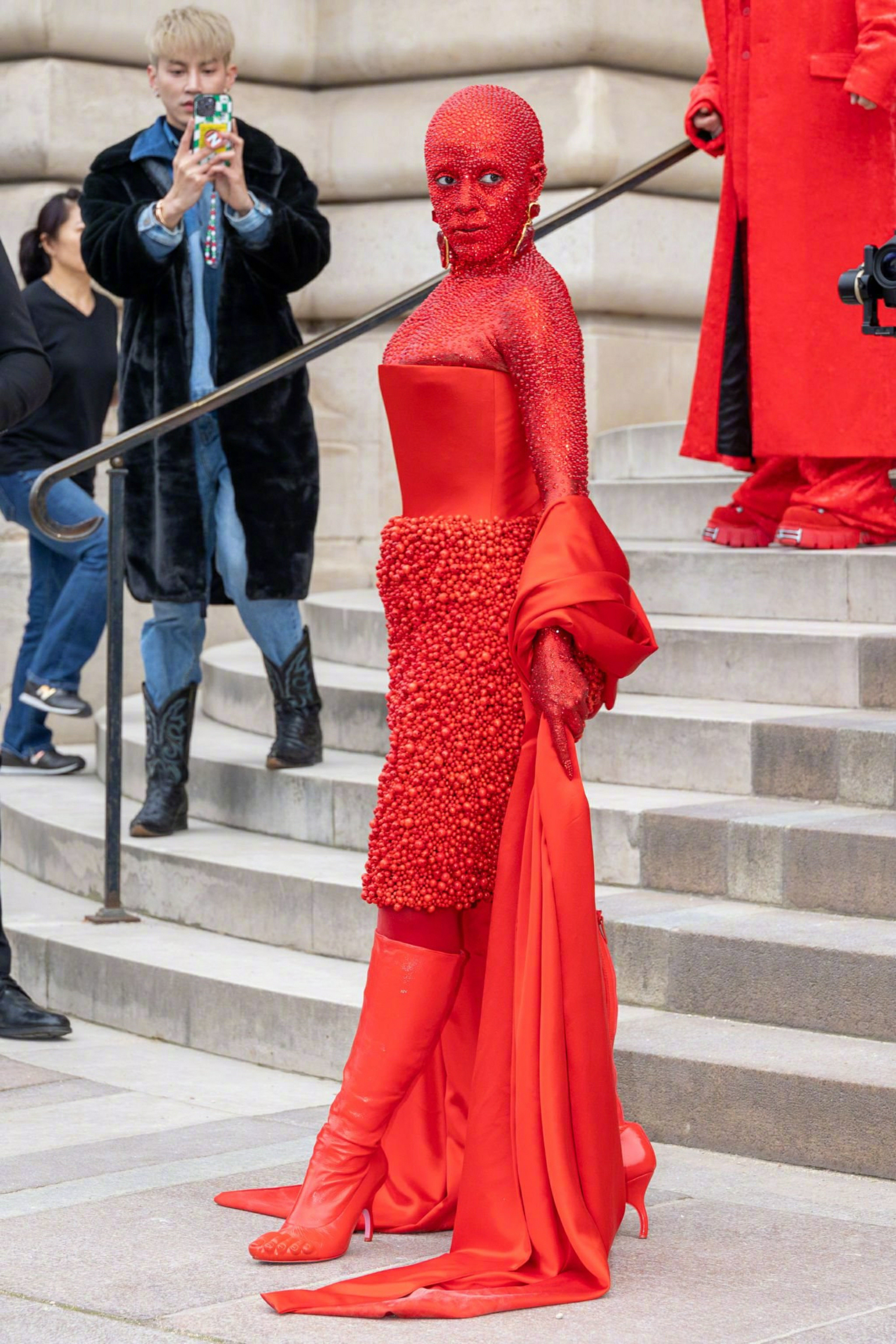 出席Schiaparelli 2023春夏高定系列发布秀的豆荚猫Doja Cat！