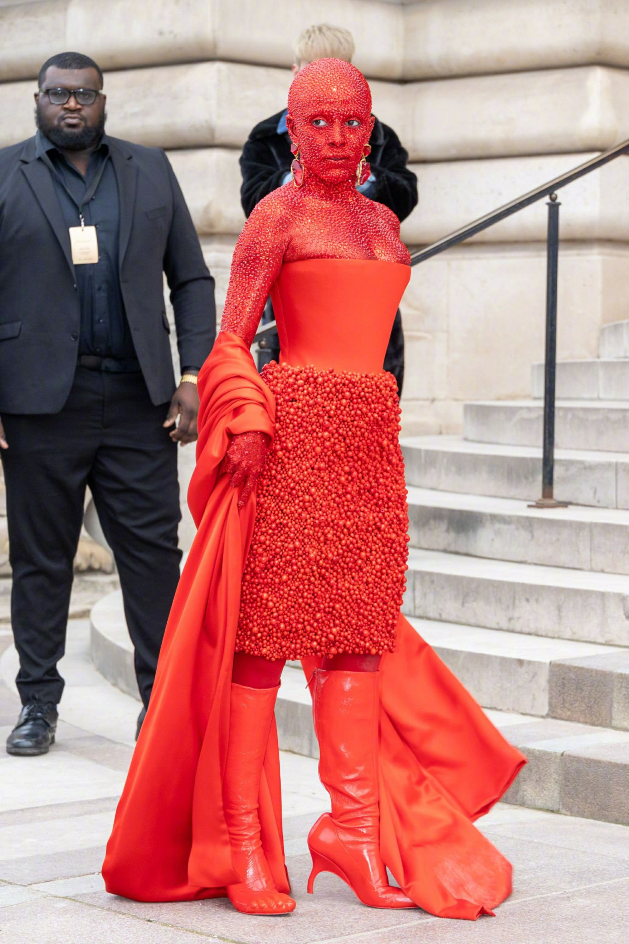 出席Schiaparelli 2023春夏高定系列发布秀的豆荚猫Doja Cat！