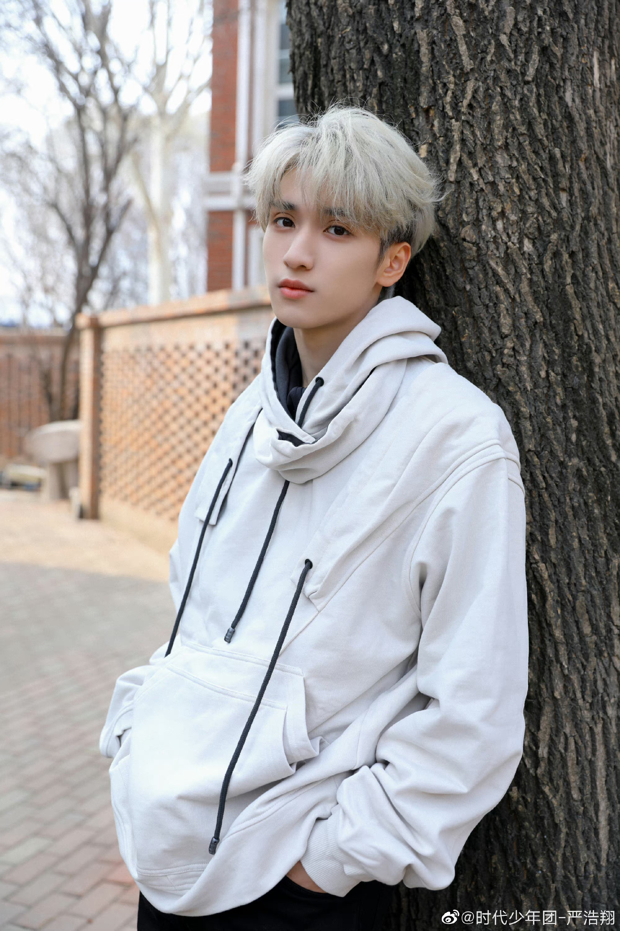 严浩翔:连拍 晒七连拍随拍,哇哦帅哥的银发造型也太酷了吧!