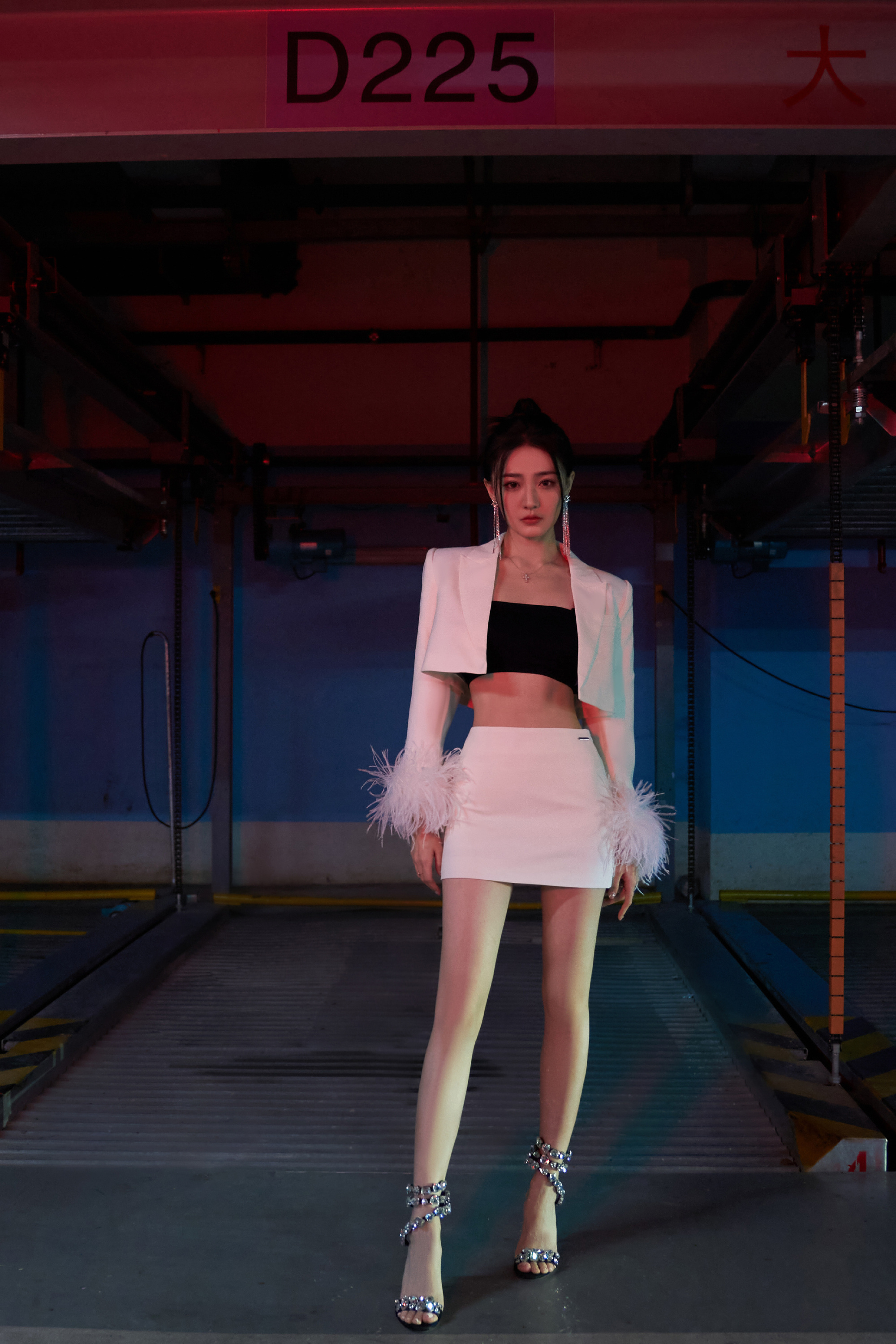 徐璐白裙西装光影大片__财经头条