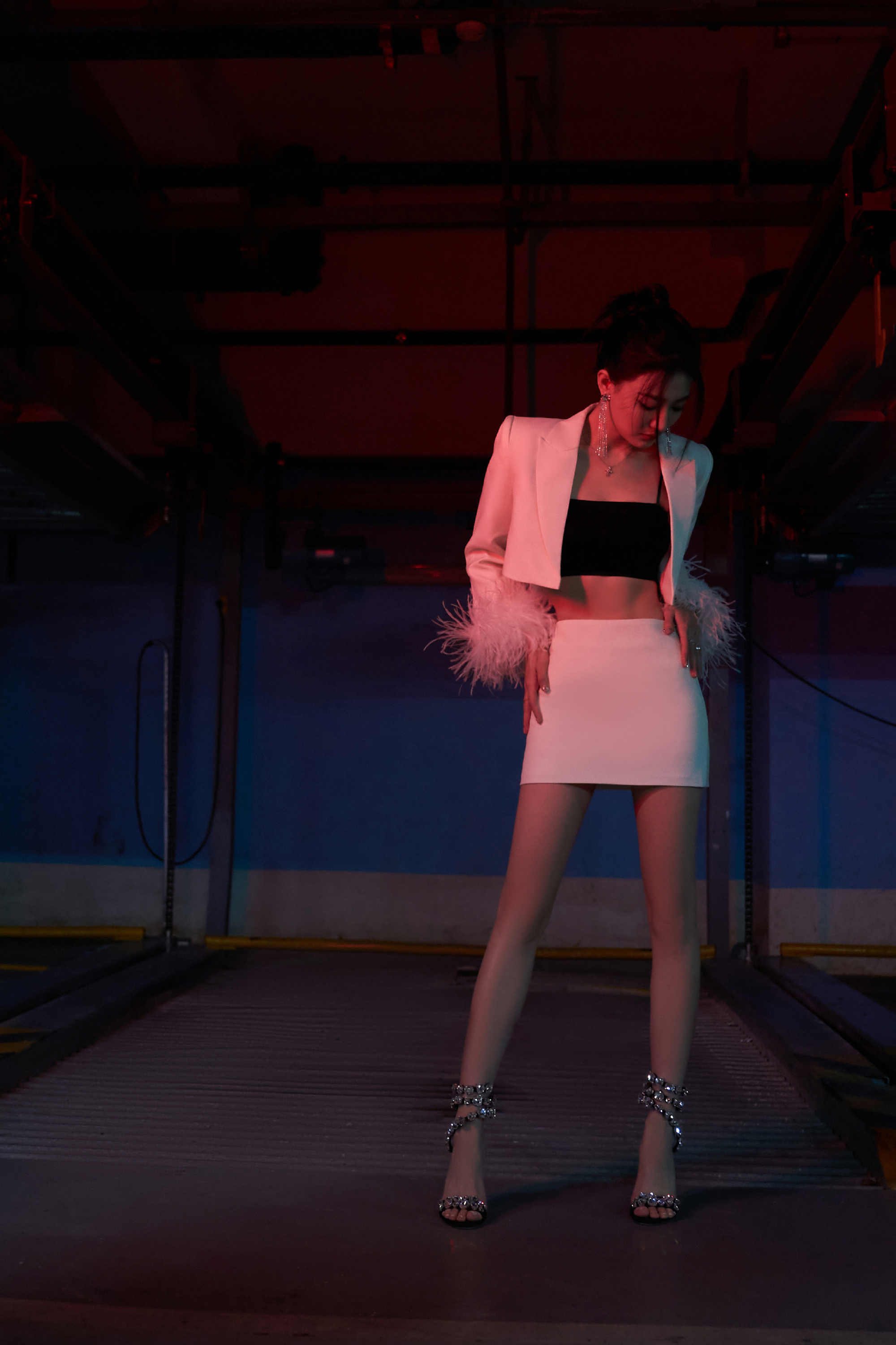 徐璐白裙西装光影大片__财经头条