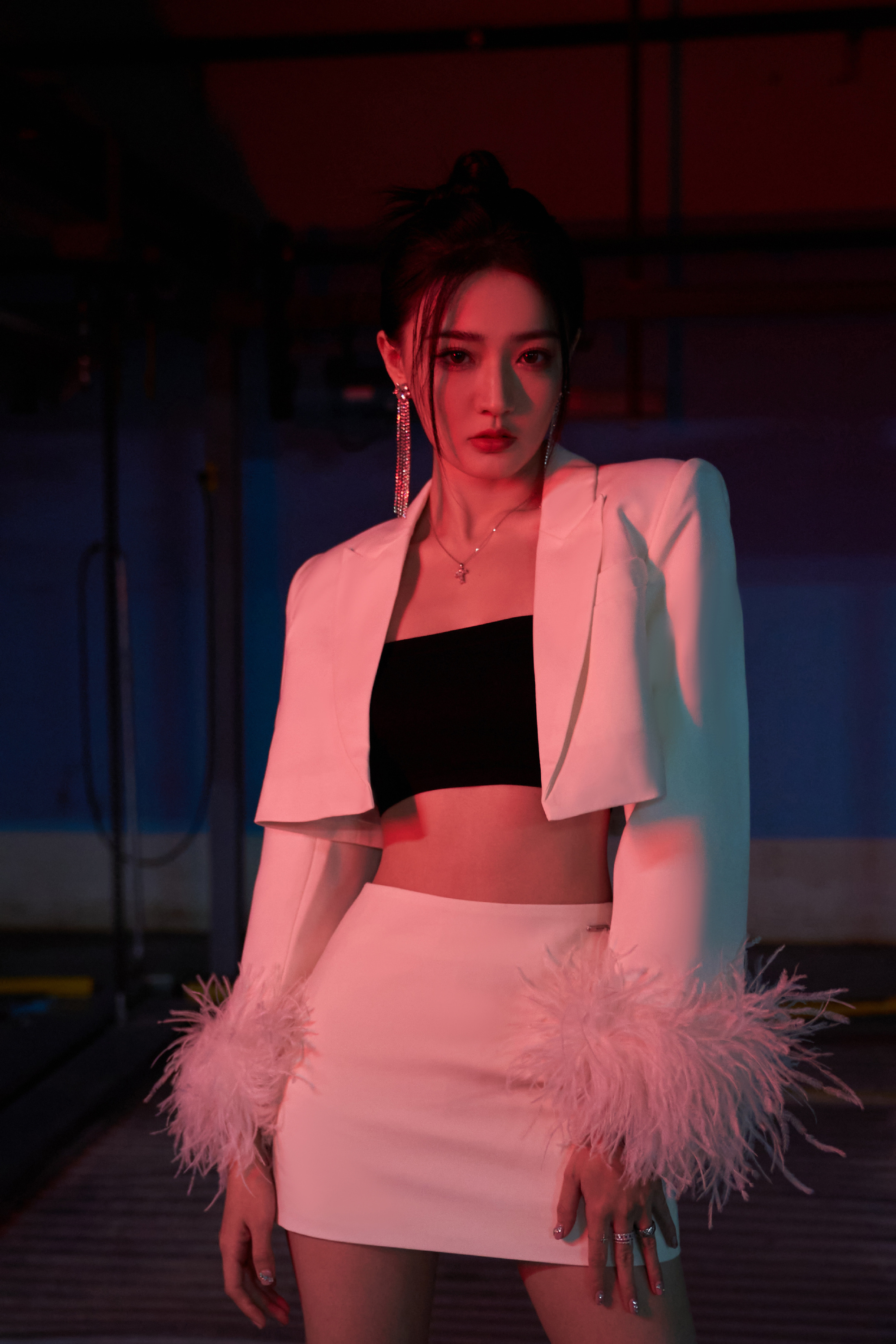 徐璐白裙西装光影大片__财经头条