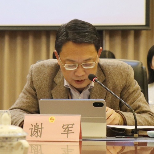 区人大常委会主任顾云豪主持会议,副主任杨志健,宋震,冯璐,江天熙,曾