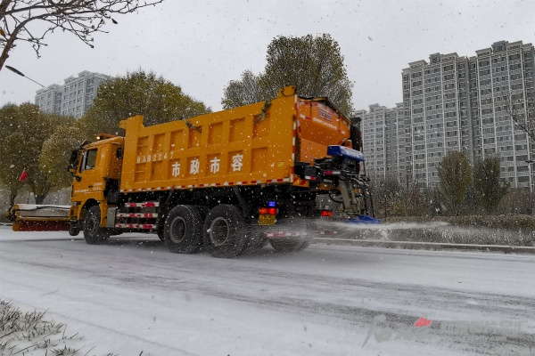 乌鲁木齐千余辆清雪车万余名保洁员在行动|保洁员|积雪|作业_新浪新闻
