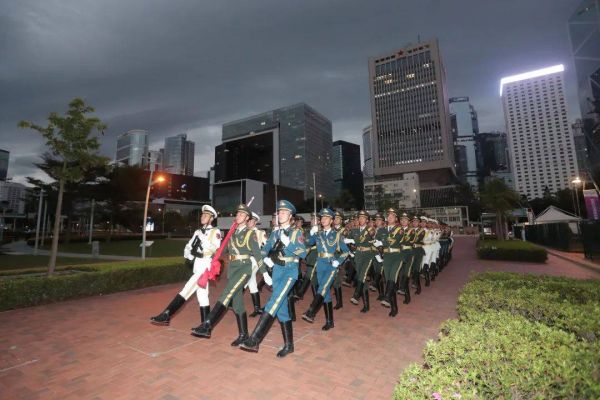 首次！解放军驻港部队在中区军用码头举行升国旗仪式丨香港一日休闲区蓝鸢梦想 - Www.slyday.coM