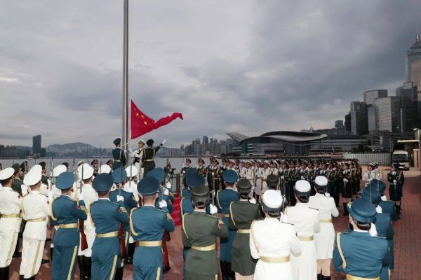 首次！解放军驻港部队在中区军用码头举行升国旗仪式丨香港一日休闲区蓝鸢梦想 - Www.slyday.coM