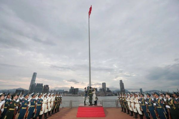 首次！解放军驻港部队在中区军用码头举行升国旗仪式丨香港一日休闲区蓝鸢梦想 - Www.slyday.coM