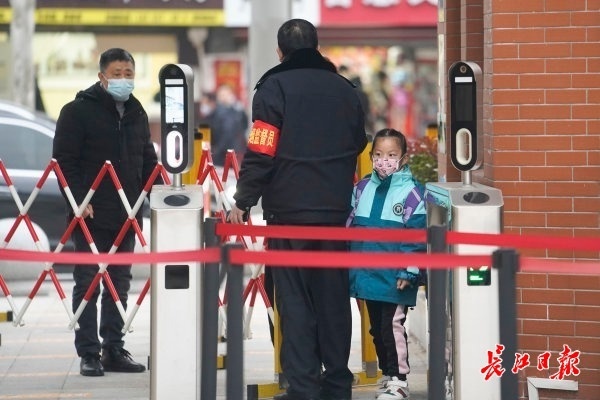 一年级小学生“一个人早自习”，升旗仪式上，校长为她颁奖休闲区蓝鸢梦想 - Www.slyday.coM