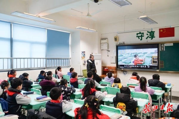 一年级小学生“一个人早自习”，升旗仪式上，校长为她颁奖休闲区蓝鸢梦想 - Www.slyday.coM
