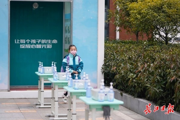 一年级小学生“一个人早自习”，升旗仪式上，校长为她颁奖休闲区蓝鸢梦想 - Www.slyday.coM