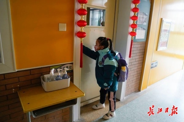 一年级小学生“一个人早自习”，升旗仪式上，校长为她颁奖休闲区蓝鸢梦想 - Www.slyday.coM
