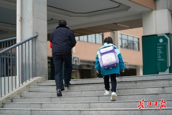 一年级小学生“一个人早自习”，升旗仪式上，校长为她颁奖休闲区蓝鸢梦想 - Www.slyday.coM