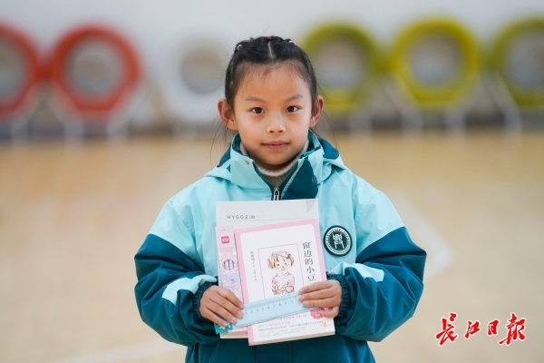 一年级小学生“一个人早自习”，升旗仪式上，校长为她颁奖休闲区蓝鸢梦想 - Www.slyday.coM