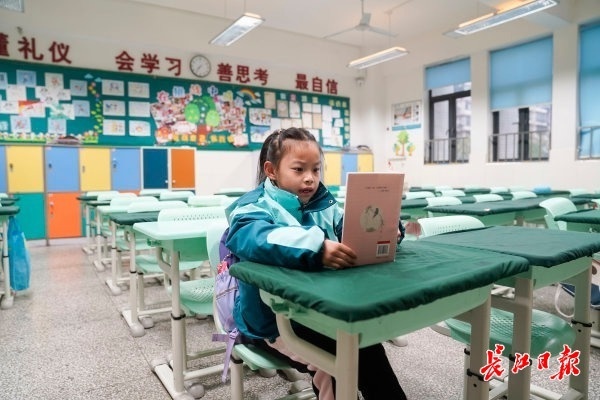 一年级小学生“一个人早自习”，升旗仪式上，校长为她颁奖休闲区蓝鸢梦想 - Www.slyday.coM