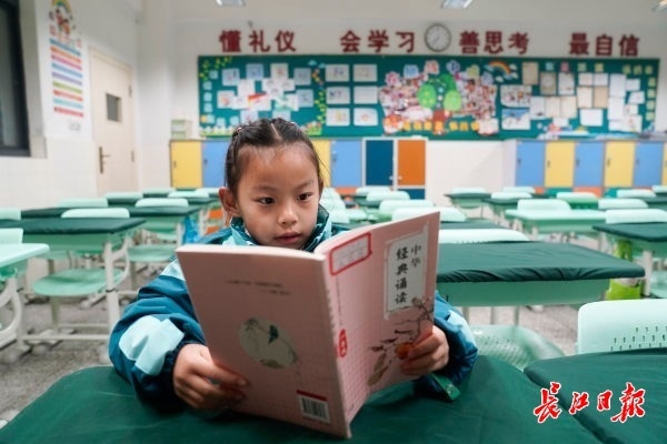 一年级小学生“一个人早自习”，升旗仪式上，校长为她颁奖休闲区蓝鸢梦想 - Www.slyday.coM