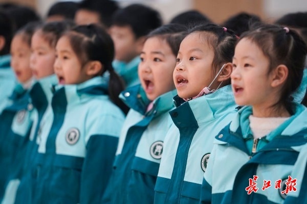 一年级小学生“一个人早自习”，升旗仪式上，校长为她颁奖休闲区蓝鸢梦想 - Www.slyday.coM
