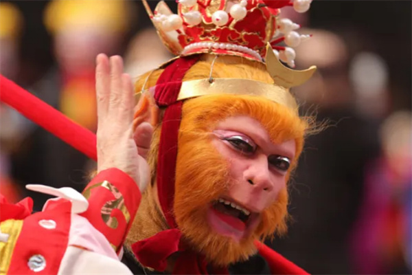 当孙悟空从仙石上跳出时,曾经一鸣惊天,他用双眼射出的金光,环绕四方