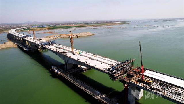 宜城汉江二桥预制梁架设全部完成