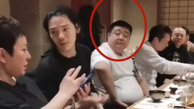 向太一家举行庆功宴！小儿子向佑罕有现身，向太现场检查向佐手机|向佐|向华强|庆功宴_新浪新闻