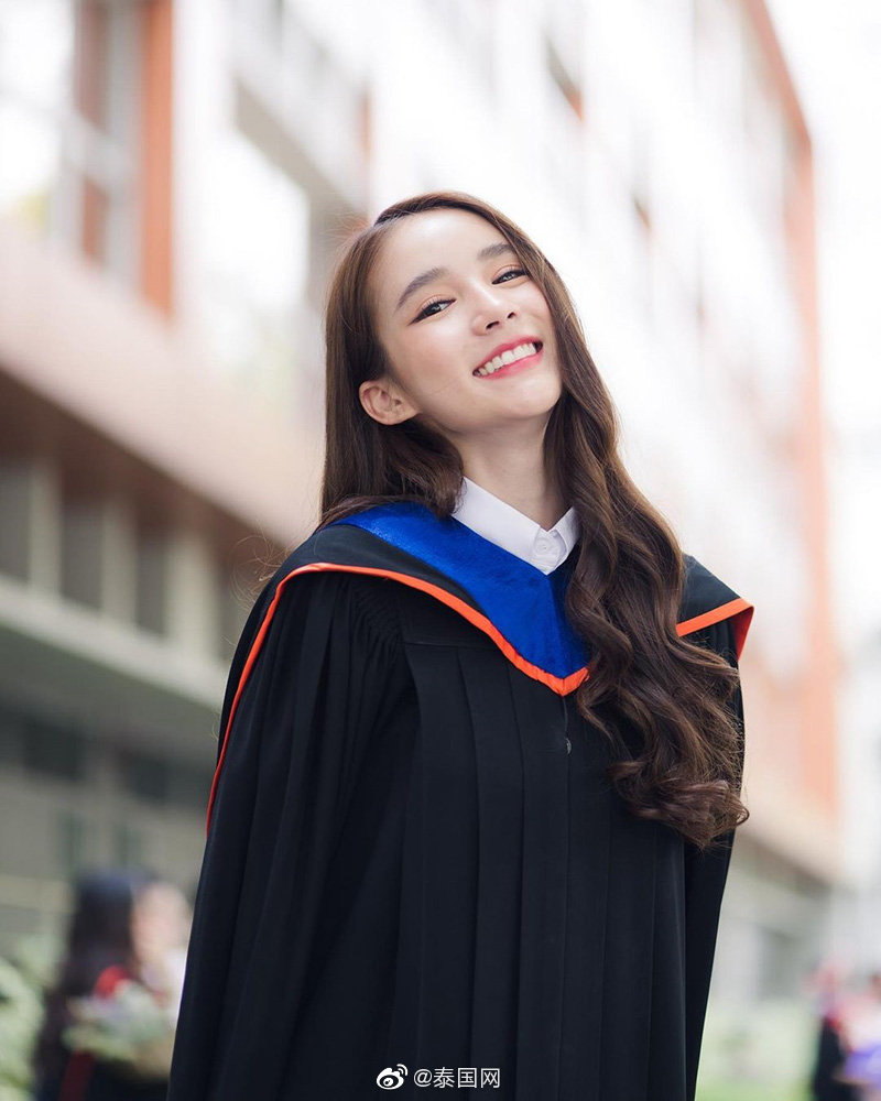 泰国变性人yoshi曼大毕业,恭喜