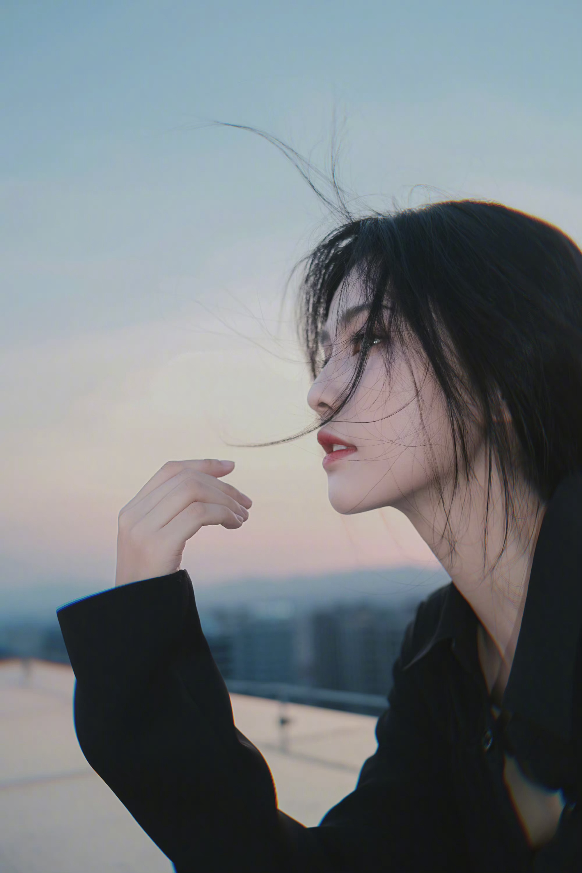 白鹿天晒台氛围照,黑色衬衣加凌乱的散发,救命,氛围感绝了!_高清图集_