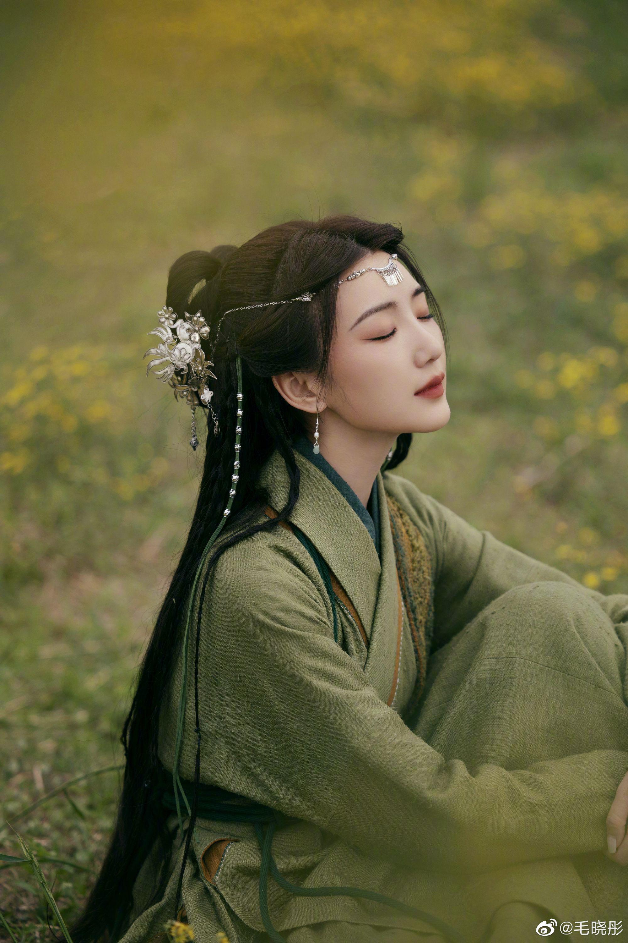 毛晓彤告别《云襄传》,这身绿色森系古装简直太飒了!_高清图集_新浪网