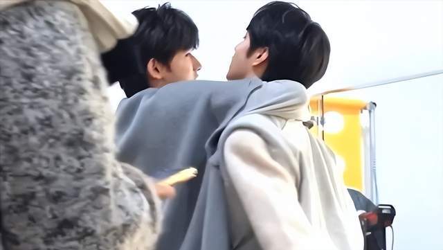 宋亚轩与刘耀文亲密互动被质疑,原因让人哭笑不得