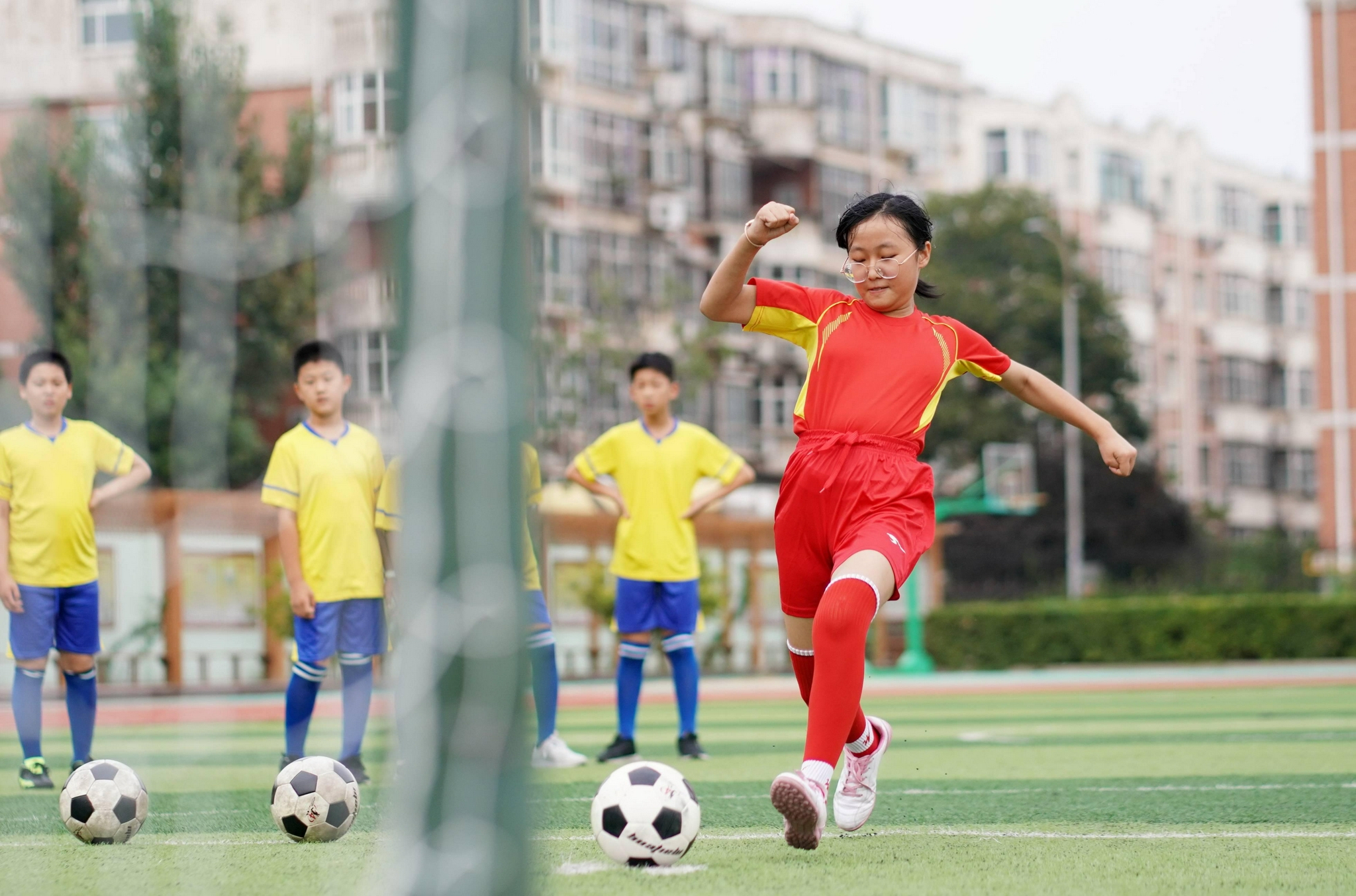 9月23日,河北省邢台市内丘县平安小学学生在"第二课堂"进行足球训练.