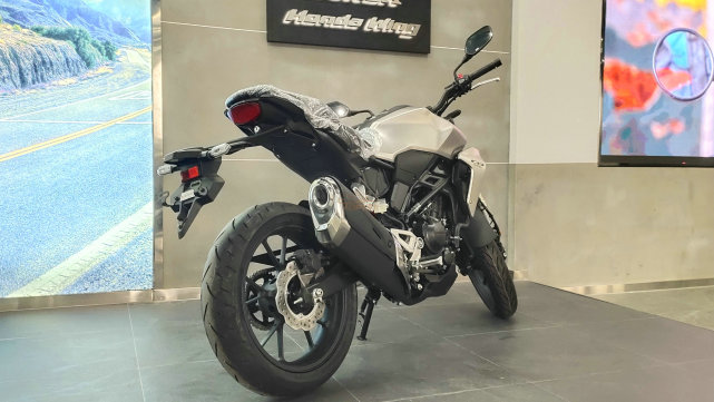 42万元单缸街车本田cb300r到店实拍还是有点香