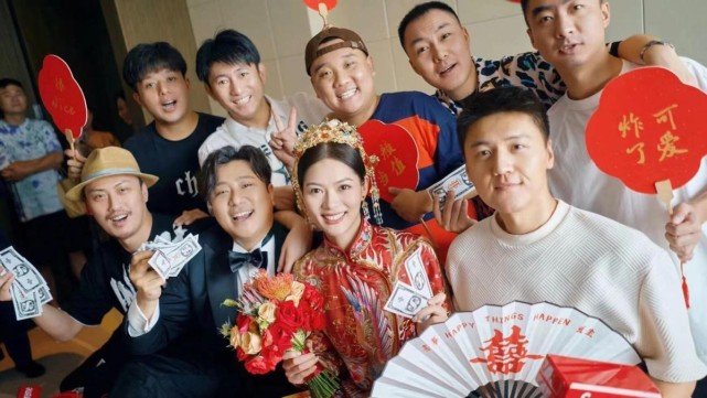 贾玲高调出席婚礼上台发言哭得比新娘狠穿短袖胖嘟嘟满脸福气