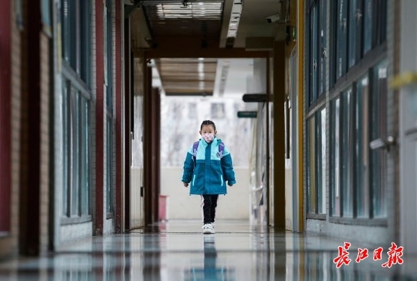 一年级小学生“一个人早自习”，升旗仪式上，校长为她颁奖休闲区蓝鸢梦想 - Www.slyday.coM