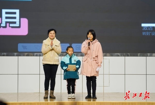 一年级小学生“一个人早自习”，升旗仪式上，校长为她颁奖休闲区蓝鸢梦想 - Www.slyday.coM