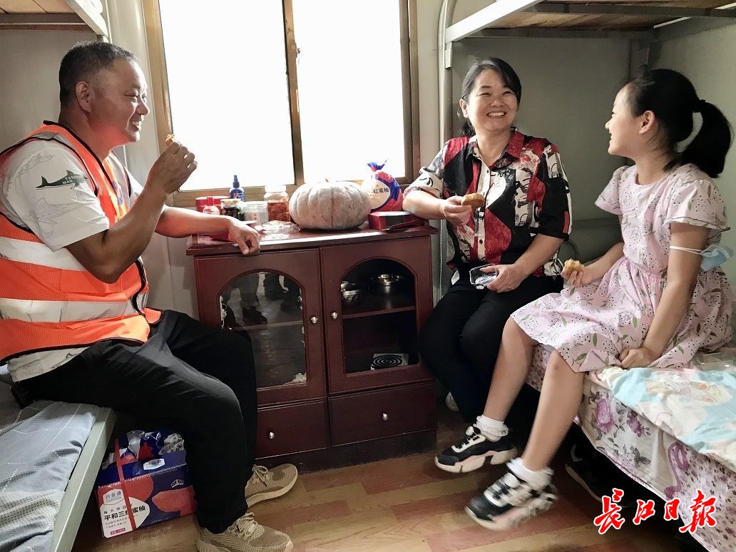 中秋假期，这一家三口在工地团圆休闲区蓝鸢梦想 - Www.slyday.coM